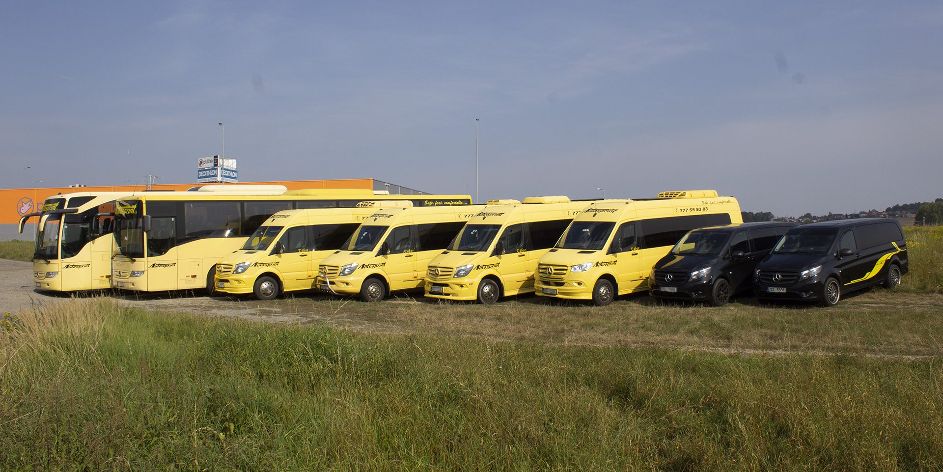 Vozový park Autosprint – žluté autobusy, minibusy a černé vozy Mercedes-Benz